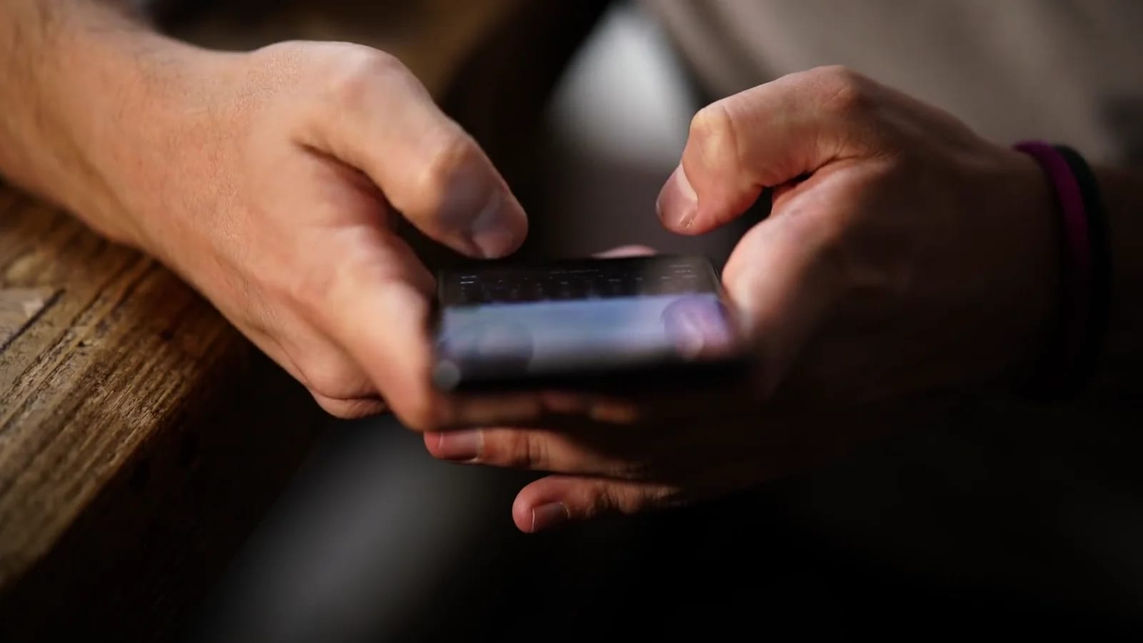 Akıllı telefonda sosyal medya içeriği inceleyen eller — sosyal medya yönetimi hizmeti